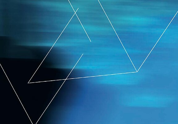 Ein abstraktes Bild mit überlagerten blauen Farbverläufen und weißen geometrischen Linien, die diagonal verlaufen. Der Hintergrund ist in verschiedenen Blautönen gehalten, wobei ein dunklerer Bereich links oben sichtbar ist. Die Komposition vermittelt ein Gefühl von Bewegung und Dynamik.