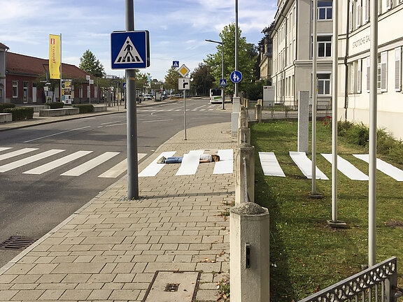 Die Künstlerin Agnes Müller in Aktion mit ihrer Kunst im öffentlichen Raum