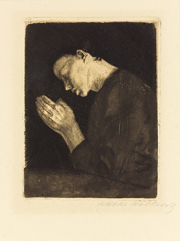 Eine Person mit gesenktem Kopf und gefalteten Händen in einer betenden Pose. Der Gesichtsausdruck vermittelt eine Atmosphäre der Ruhe und Andacht, umgeben von dunklem Hintergrund, der die Konzentration auf die Figur verstärkt.