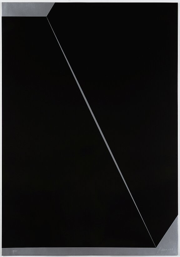 Das Bild zeigt eine abstrakte Komposition aus schwarzem und silbernem Hintergrund. Ein schräger, heller Streifen, der von oben links nach unten rechts verläuft, kontrastiert mit der dunklen Fläche und schafft eine dynamische, geometrische Anordnung.