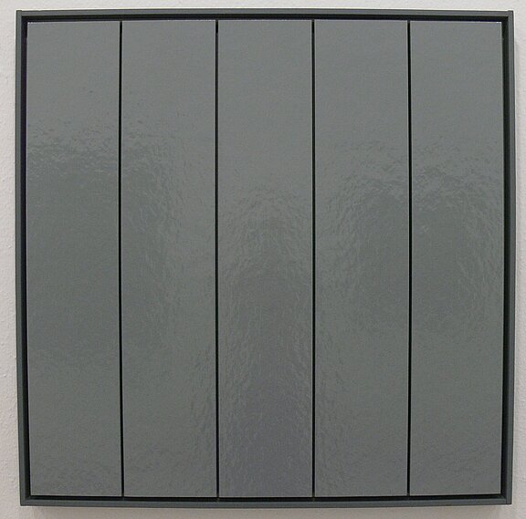 Ein quadratisches Kunstwerk zeigt fünf senkrechte, graue Streifen, die durch schmale schwarze Linien voneinander getrennt sind. Die Oberfläche der Streifen hat eine glänzende Textur. Das Gesamtbild vermittelt Klarheit und Struktur.